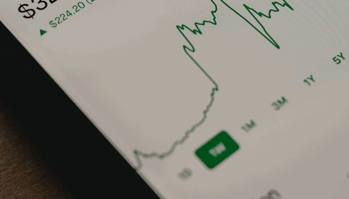 Bitcoin, ethereum en cardano koersen schommelen, XRP zakt iets, solana schiet er weer vandoor