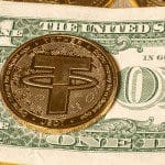 Onlangs maakte Bloomberg bekend dat zij reden hebben om te geloven dat het Amerikaanse Ministerie van Justitie een strafrechtelijk onderzoek naar de bedrijvigheden van stablecoin-uitgever Tether (USDT) zijn gestart. Dit onderzoek staat volgens Bloomberg in het teken van fraude en werd onlangs naar een nieuw departement binnen het ministerie verplaatst. Tether heeft ondertussen op de geruchten gereageerd en noemt de informatie van Bloomberg onzin.