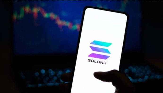 solana logo afgebeeld op een telefoon met een koers grafiek in de achtergrond