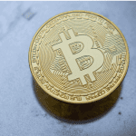 bitcoin_BTC_daalt_verder_af_en_komt_aan_op_support_op_10500_dollar_koers
