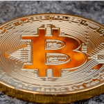 Bitcoin (BTC) koers doet een stap terug maar houdt stand, dit is de enige top 10 stijger