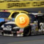 Bitcoin (BTC) logo's nu te zien op NASCAR-auto van Darrell Bubba Wallace