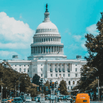 Bitcoin en Dogecoin krijgen er hard van langs van Amerikaanse senator die pleit voor verbod