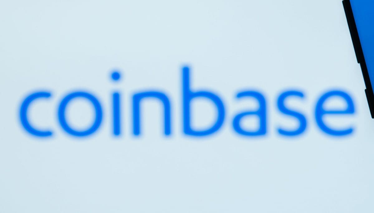 Gisteren was in het crypto nieuws te lezen dat de Amerikaanse Securities and Exchange Commission (SEC) een officiële waarschuwing gaf aan crypto exchange Coinbase. Volgens de toezichthouder zou Coinbase cryptocurrencies als ongeregistreerde securities, ofwel effecten, uitgeven. Het bedrijf kreeg van de SEC zelfs een zogeheten Wells Notice. De CEO van Coinbase. Brian Armstrong, gelooft het allemaal wel en geeft vandaag aan dat hij niet bang is om deze zaak in de rechtbank uit te vechten.