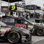 Dogecoin (DOGE) auto crasht hard tijdens NASCAR race, maar niet zo hard als de koers
