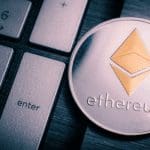 Fysieke Ethereum munt afgebeeld op een toetsenbord