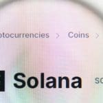 Solana (SOL) krijgt er nog altijd hard van langs nu de bearmarkt niet alleen de token door het slijk heen haalt, maar ook de benodigde infrastructuur. Het netwerk bleek nauw verbonden te zijn met FTX en Alameda Research, maar nu is deze financiële slagader verdwenen. Ethereum-medeoprichter Vitalik Buterin geeft de community mentale ondersteuning.