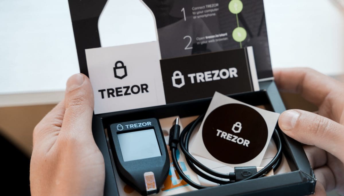 Trezor ziet crypto wallet verkopen plotseling exploderen