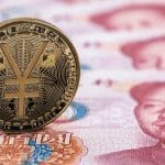 Een fysieke Yuan crypto munt afgebeeld op een Yuan briefgeld achtergrond