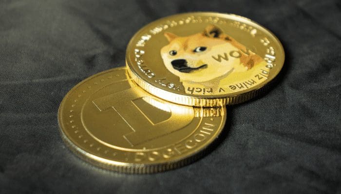 Analyse: Waarom Dogecoin handelaren op het randje van hun stoel zitten