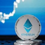 Crypto munt met Ethereum logo met een koersgrafiek op de achtergrond.