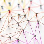 Vandaag de dag bestaan er meer dan 20.000 verschillende cryptocurrencies. Hoewel er maar een handvol projecten echt serieus genomen worden zijn de verschillen tussen deze projecten soms enorm. Een van de belangrijkste verschillen tussen projecten is het zogeheten governance model. Dat is als het ware de manier waarop het netwerk wordt beheerd. Wordt dat gedaan door het bedrijf achter de crypto, of heeft de gemeenschap op een decentrale manier de macht in handen? In dit artikel buigen we ons kort over de voor- en nadelen van verschillende governance modellen.