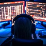 Crypto handelaar bekijkt koersen