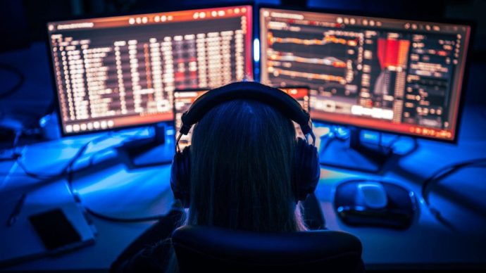 Crypto handelaar bekijkt koersen