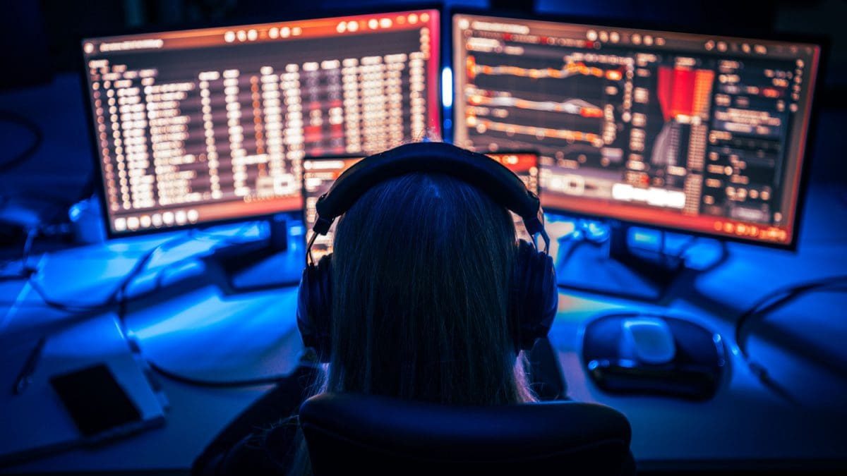 Crypto handelaar bekijkt koersen