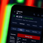 Telefoon met een trade scherm om Litecoin te kopen of verkopen