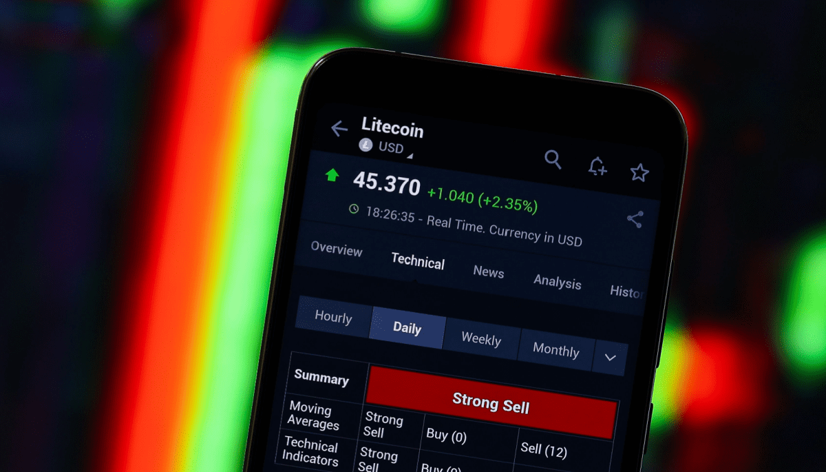 Telefoon met een trade scherm om Litecoin te kopen of verkopen