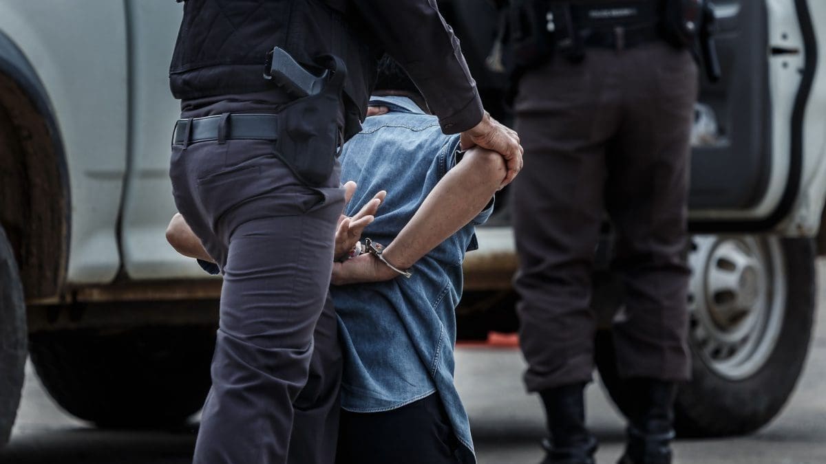 Man wordt gearresteerd