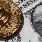 bitcoin bovenop een dollarbiljet