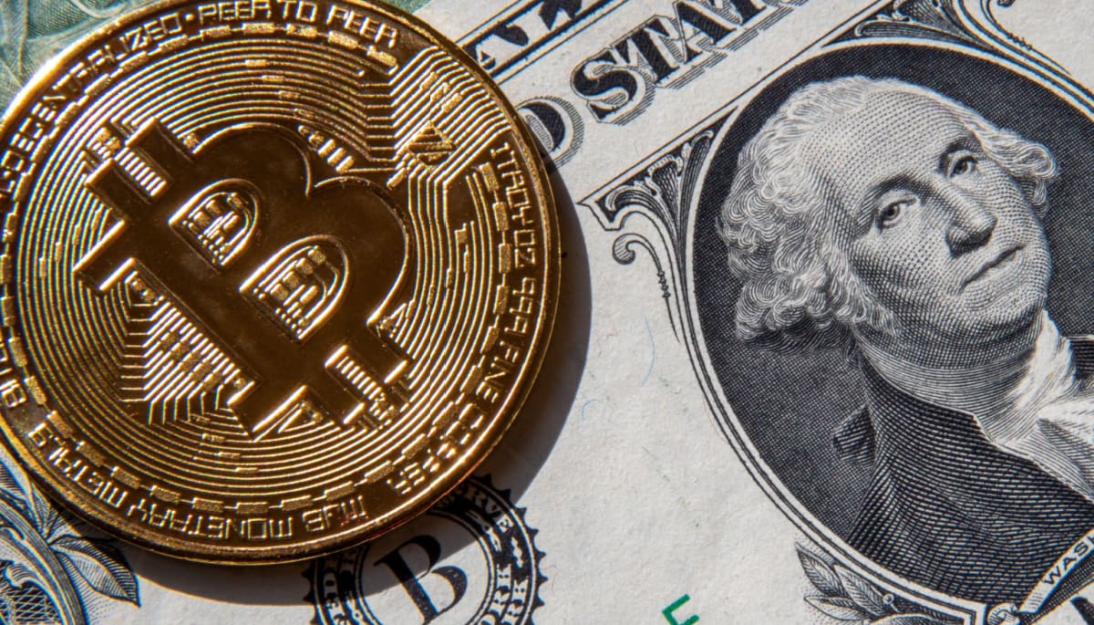 bitcoin bovenop een dollarbiljet