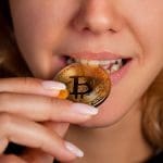 vrouw-bitcoin-romance-scam-crypto-oplichting