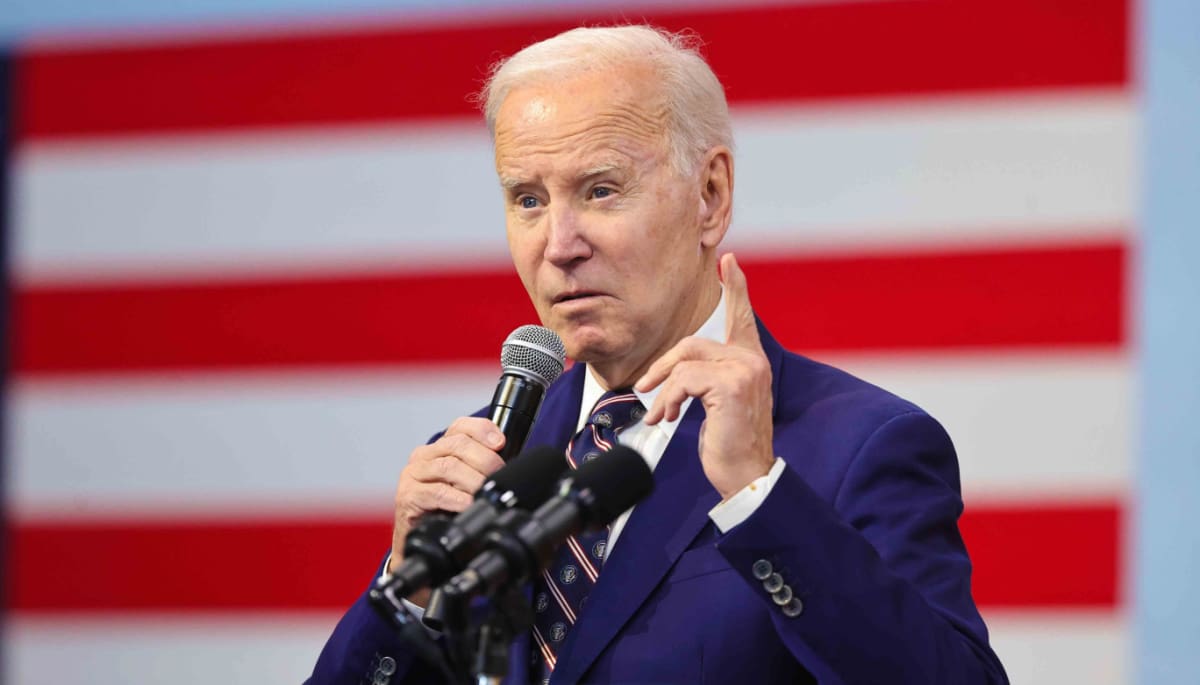 President Joe Biden probeert crypto te doden, zegt Cardano-oprichter