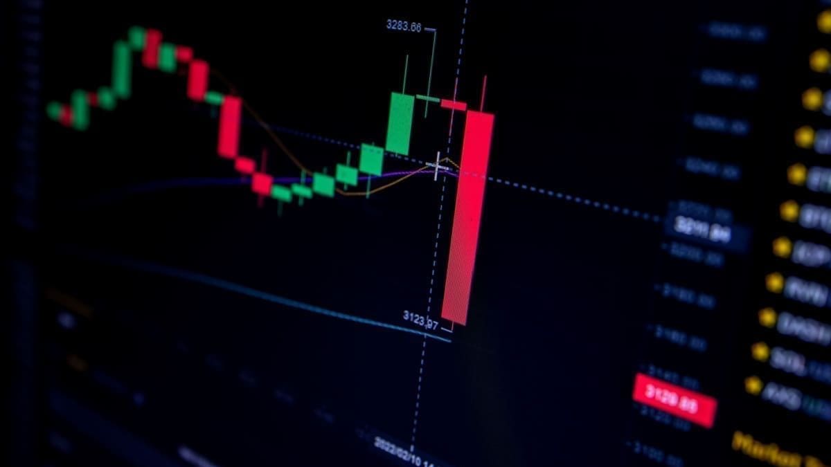 Bitcoin koers keldert snel, crypto markt kleurt rood