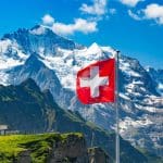 zwitserse vlag in de Alpen
