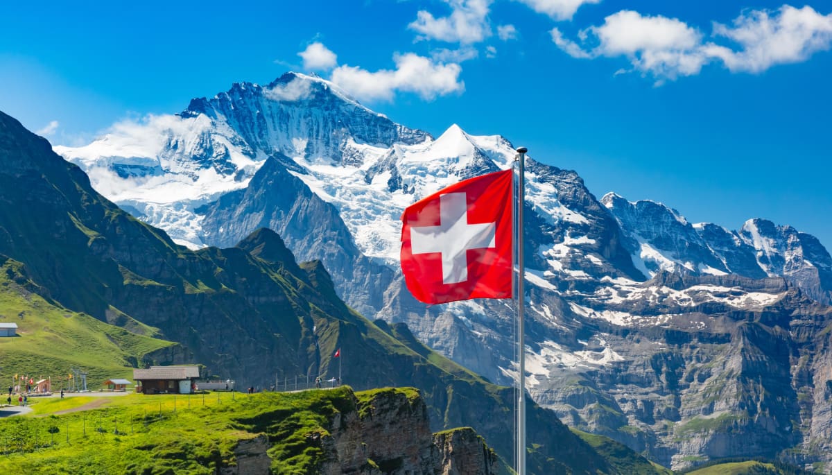 zwitserse vlag in de Alpen