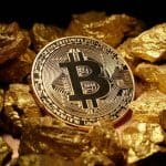 Een berg fysieke Bitcoin munten, met één rechtopstaande munt waarop het Bitcoin logo staat.
