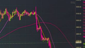 2 oorzaken waarom bitcoin koers daalt, ondanks ETF goedkeuringen