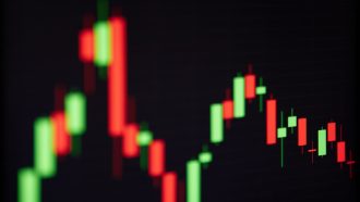 Bitcoin herpakt zich na ‘AI-crash’ tot laagste koers in 15 maanden