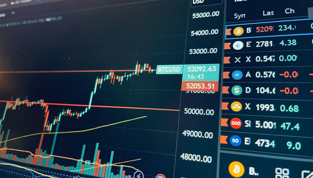 Bitcoin koers vecht met $52.000, dogecoin stormt top 10 binnen