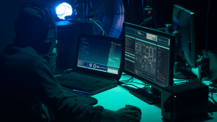 Afbeelding van een hacker achter computer