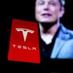 Bitcoin is nu $1 biljoen waard, haalt Tesla en andere bedrijven hard in