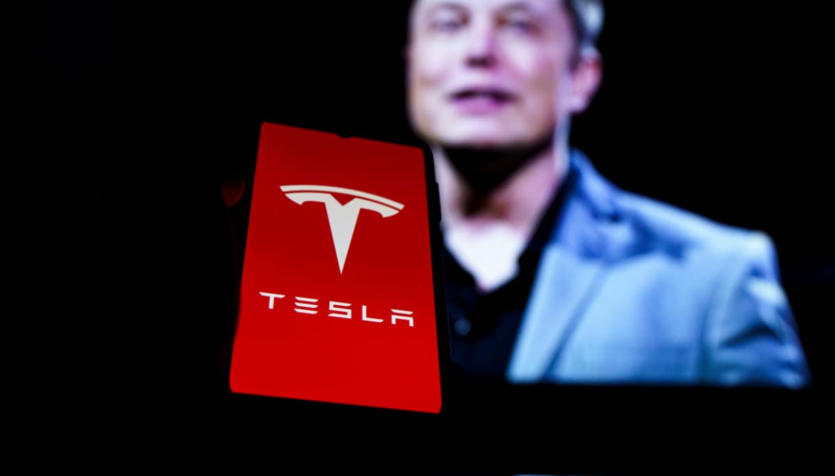 Bitcoin is nu $1 biljoen waard, haalt Tesla en andere bedrijven hard in