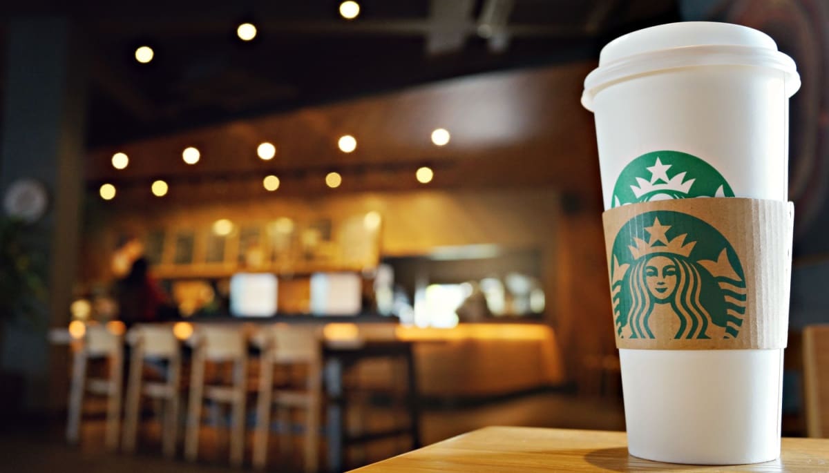 Crypto Ontbijt: Bitcoin daalt, crypto-programma Starbucks stopt & meer