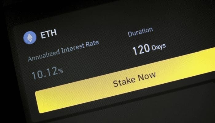 Ethereum staking applicatie met een gele knop ''stake now''