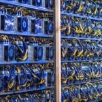 Het bitcoin halving effect: Grote miner ziet inkomsten bijna 50% dalen