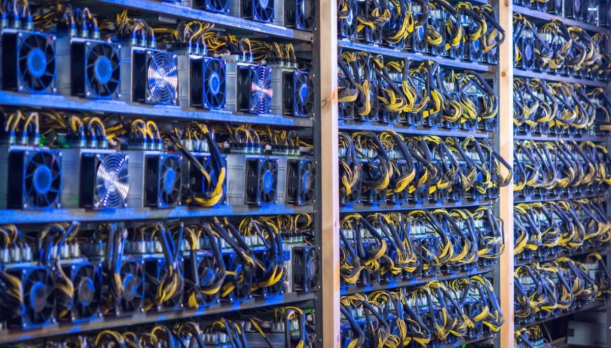 Het bitcoin halving effect: Grote miner ziet inkomsten bijna 50% dalen