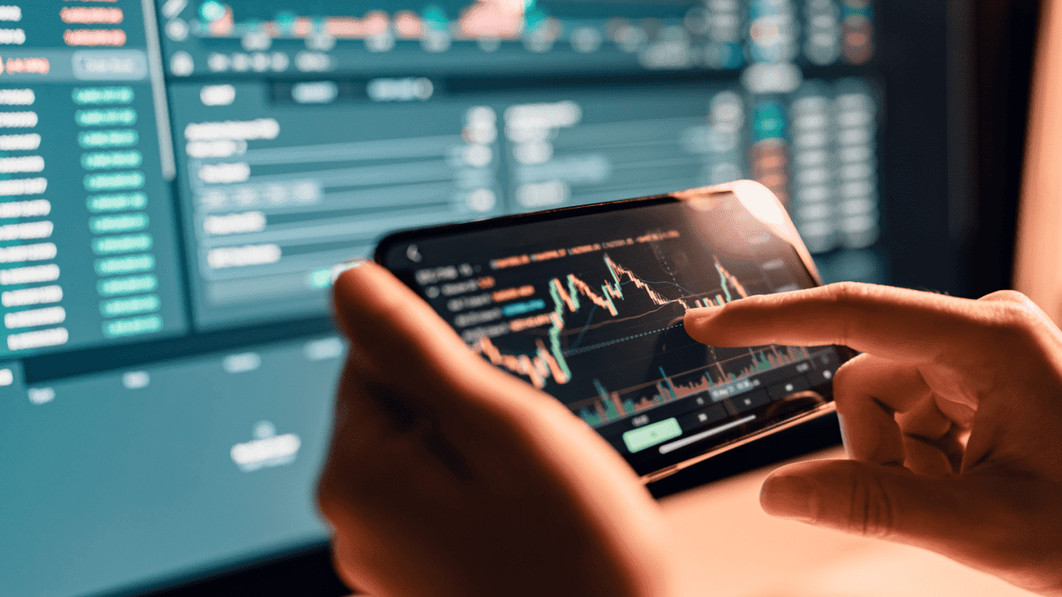 Analist wijst koersgrafiek aan