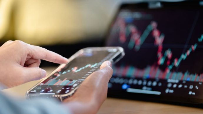 Analist kijkt naar telefoon,