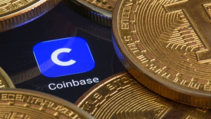 Coinbase logo en Bitcoin munten