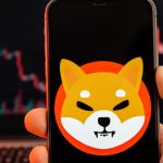 Shiba Inu logo op mobiel met rode koers