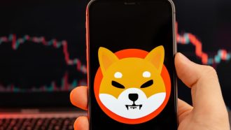 Shiba Inu logo op mobiel met rode koers