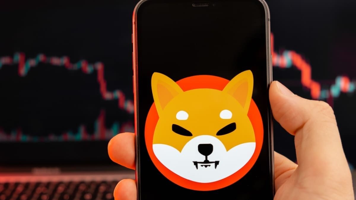 Shiba Inu logo op mobiel met rode koers