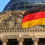 Duitsland berlijn bundestag met duitse vlag wapperend in de wind