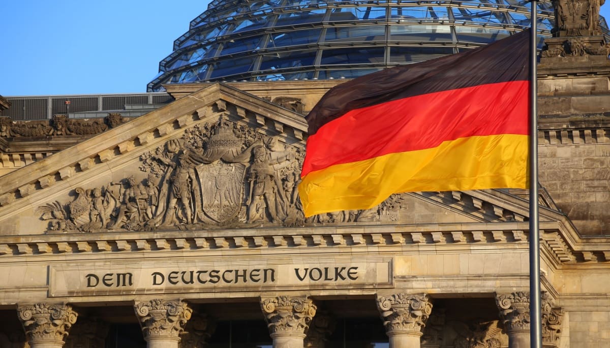 Duitsland berlijn bundestag met duitse vlag wapperend in de wind