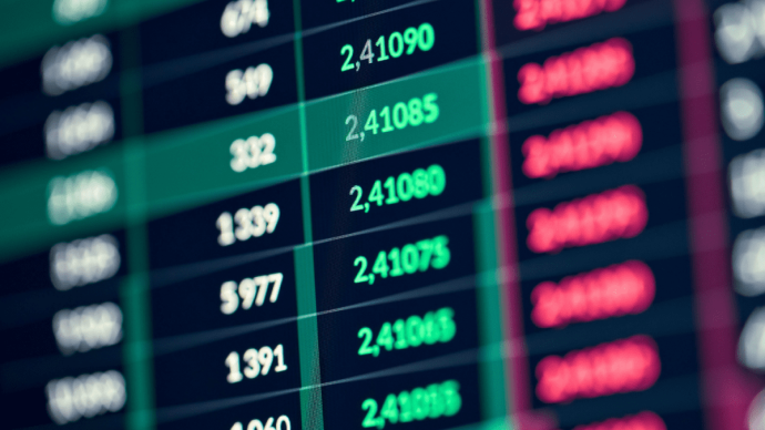 Een afbeelding van rode en groene cijfers van crypto marktdata