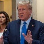 Trump praat met handgebaren